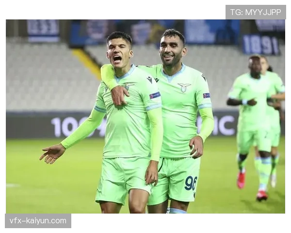 狼队赛前最后一练,重点演练由守转攻时的阵型保持 狼队赛前最后一练,重点演练由守转攻时的阵型保持